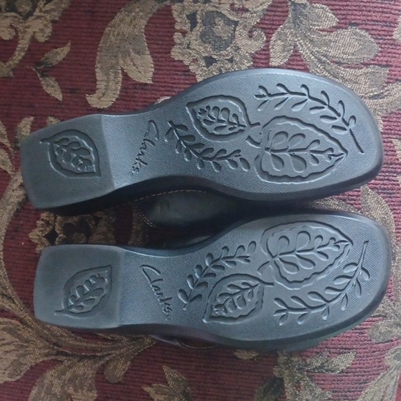 Clarks Black and Tan Slide Sandals, Tooled Leather, 7.5 - Picture 4 of 8